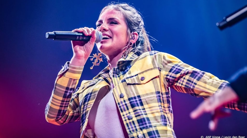 Maan vergezelt Marco Borsato in De Kuip