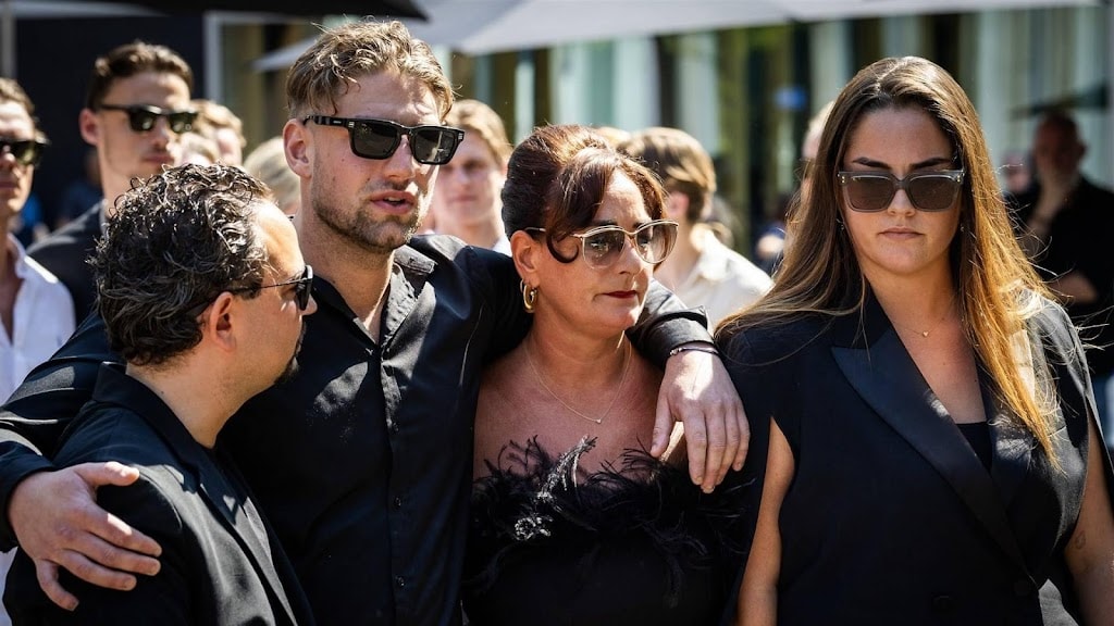 Vrouw en kinderen nemen afscheid van Jonnie Boer