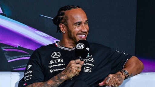 Lewis Hamilton leest verhaaltje voor Britse kinderen voor op tv