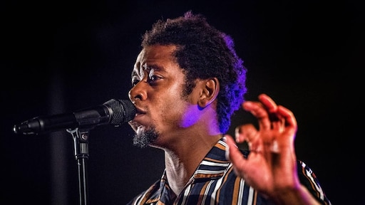 Typhoon annuleert 'met pijn in hart' optredens na doktersadvies