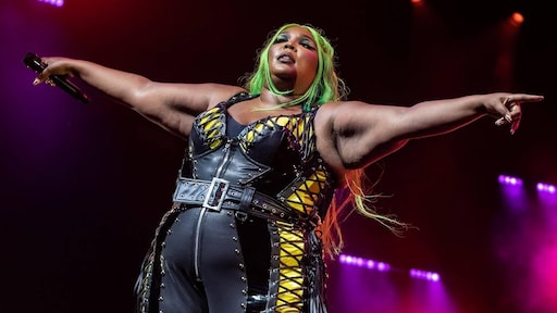 Achtergronddansers klagen Lizzo aan wegens wangedrag
