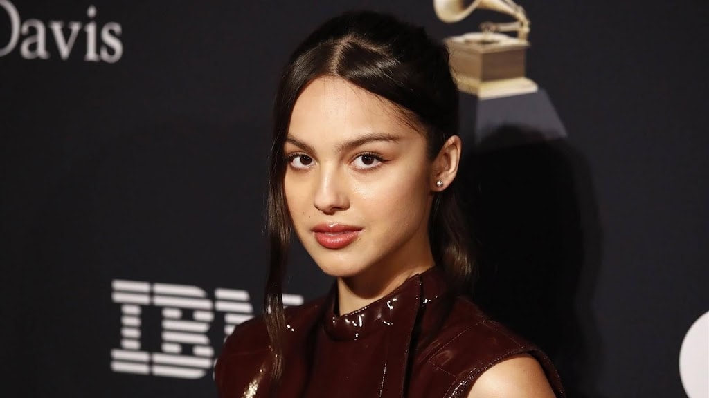 Olivia Rodrigo viert 21e verjaardag met sigaretten en bier