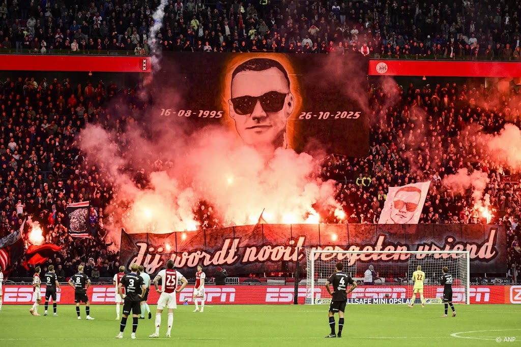 Tekma med Ajaxom in Heerenveenom prekinjena zaradi pirotehnike v spomin na preminulega navijača