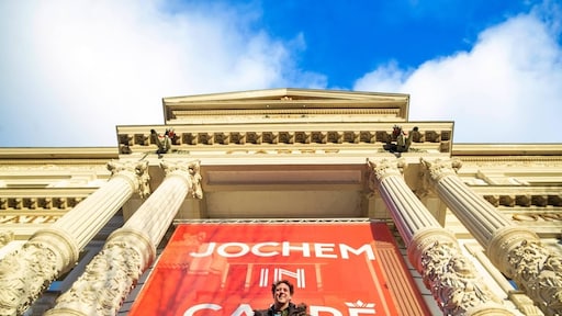 Jochem Myjer verrast door jeugdhelden bij laatste Carré-show