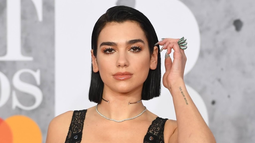 Dua Lipa laat nieuwe albumtitel tatoeëren op arm