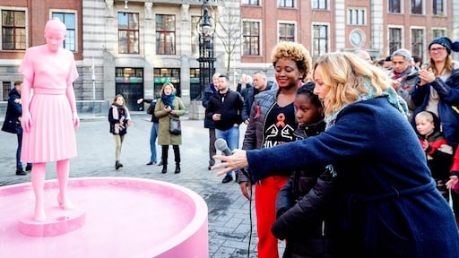 Angela Groothuizen onthult huilend beeld op World Aids Dag