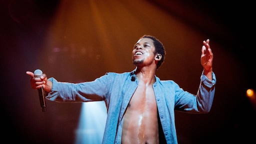 Typhoon liet traan om muziek Sinfonietta