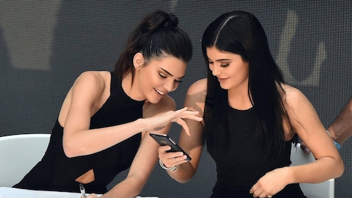 Kendall en Kylie zetten bloemetjes buiten met Drake