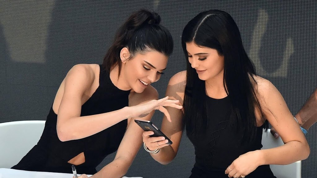 Kendall en Kylie zetten bloemetjes buiten met Drake