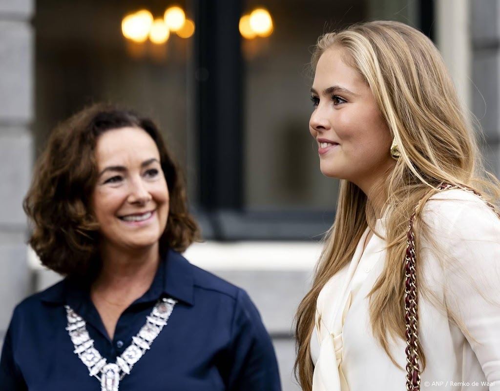 Amalia brengt op uitnodiging van Halsema bezoek aan Amsterdam