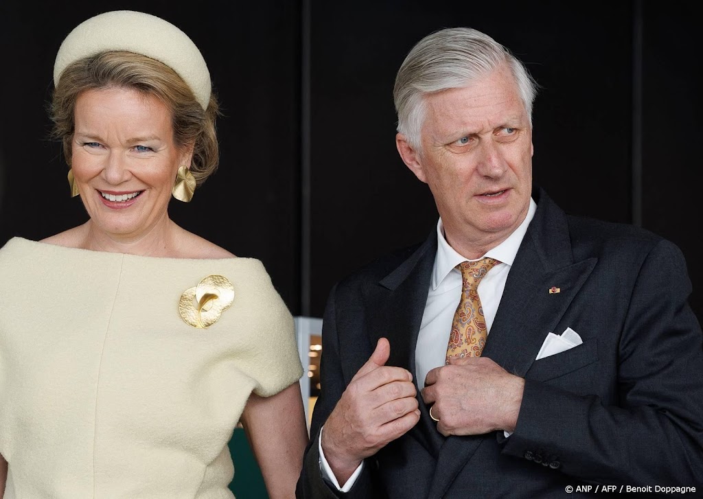 Belgisch koningspaar praat met jonge leerkrachten