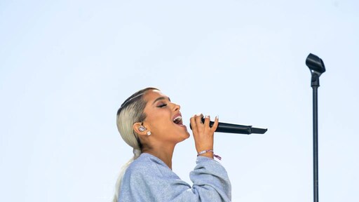 Ariana Grande opent Billboard Music Awards