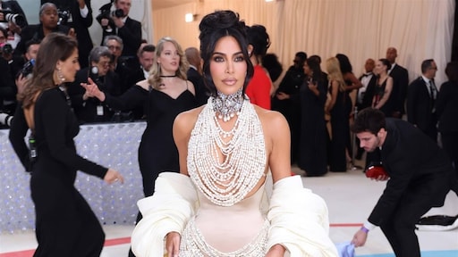 Dochter Kim Kardashian maakt debuut op Met Gala