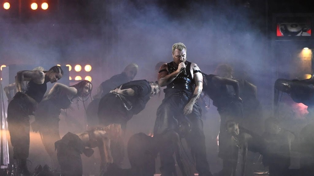 Sam Smith terug op podium na uitstellen shows door ziekte