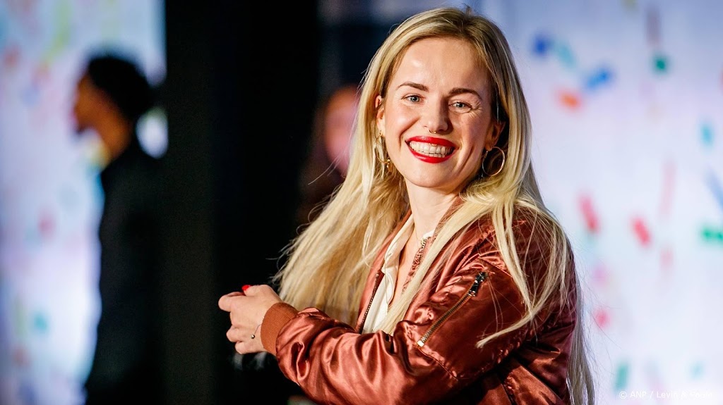 Zangeres Josje Huisman drinkt haar koffie met een klont boter