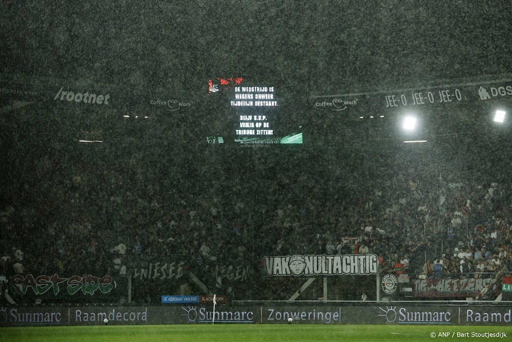 Wedstrijd tussen NEC en Telstar tijdelijk stilgelegd om onweer
