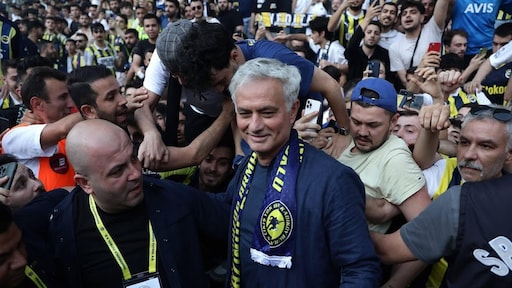 Fans Fenerbahçe verwelkomen nieuwe trainer Mourinho als held