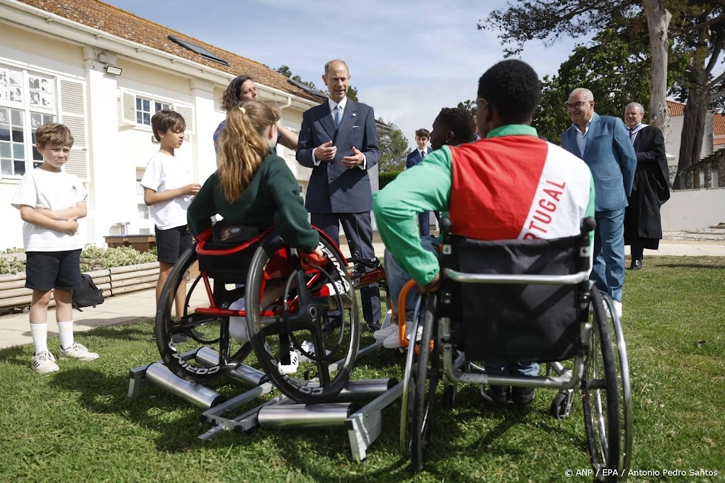 Edward spreekt met studenten en paralympische atleten in Portugal