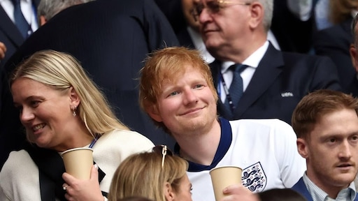 Ed Sheeran gaf gisteren privéconcert aan Engelse voetballers