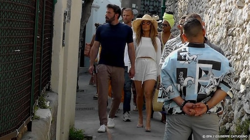 Jennifer Lopez draagt gouden 'Ben'-kettinkje tijdens liefdestrip