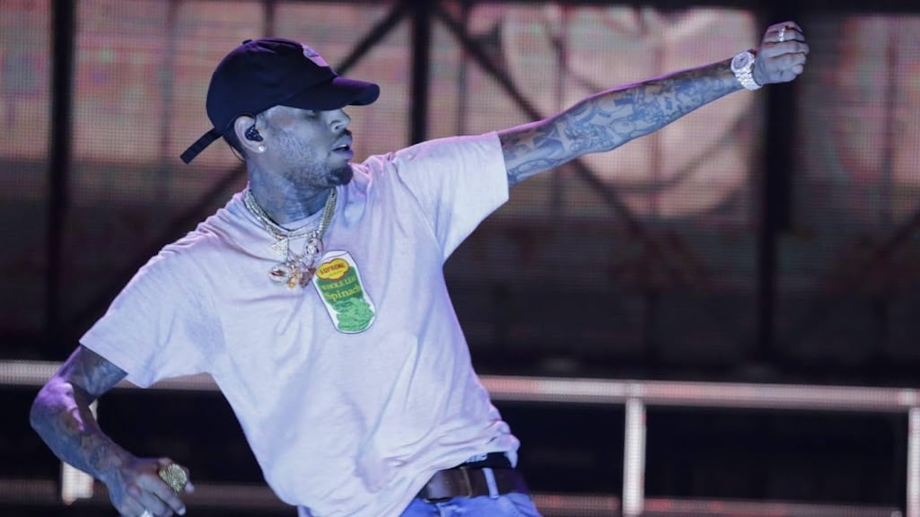 Chris Brown verdedigt intieme foto's met fans: 'Ga er helemaal voor'