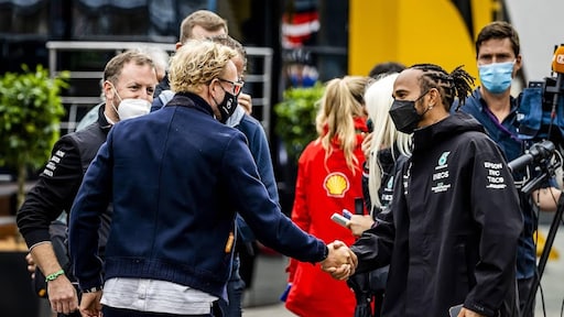 Prins Bernhard wéér onder vuur na schudden hand Lewis Hamilton