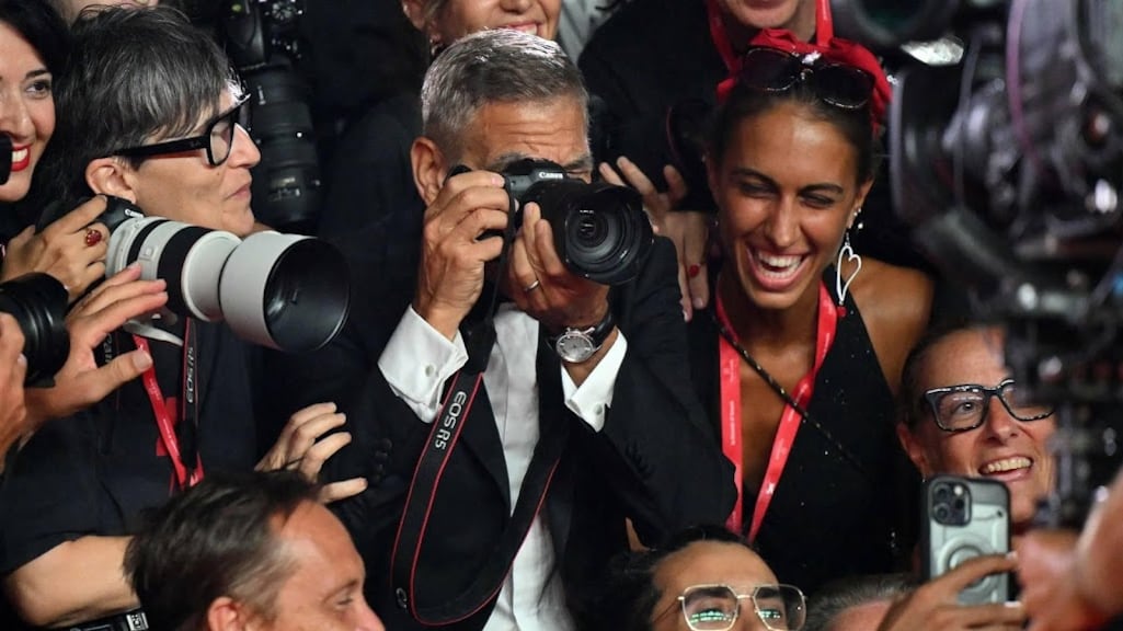 George Clooney neemt rol van fotograaf op zich bij première