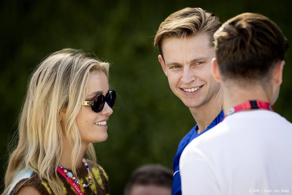 Frenkie de Jong en Mikky Kiemeney verwelkomen zoontje