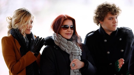 Kleinzoon Elvis Presley bij opa begraven op Graceland