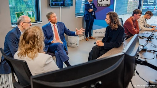 Koning ziet bij bezoek aan Dtv 'belang van lokale omroepen'