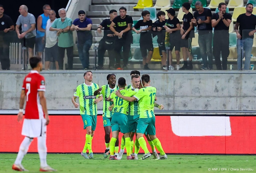 AZ lijdt met tien man zware nederlaag bij AEK Larnaca