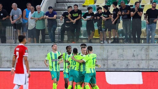 AZ lijdt met tien man zware nederlaag bij AEK Larnaca