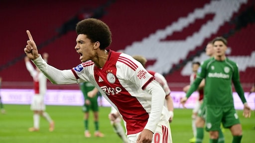 Ajax wint gestaakt duel met FC Groningen in lege ArenA