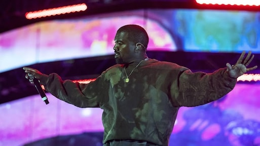 Kanye West overlaadt vriendin Julia Fox met cadeaus