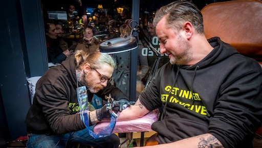 Tattoo-estafette Dennis Weening levert 43 tatoeages op