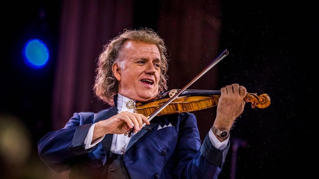 André Rieu kondigt in vermomming kerstconcerten aan