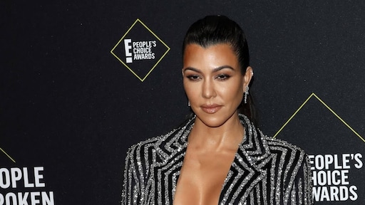 Kourtney Kardashian toont babybuik in bikini