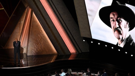 Morgan Freeman en Ben Stiller herdenken 'icoon' Gene Hackman bij Oscars