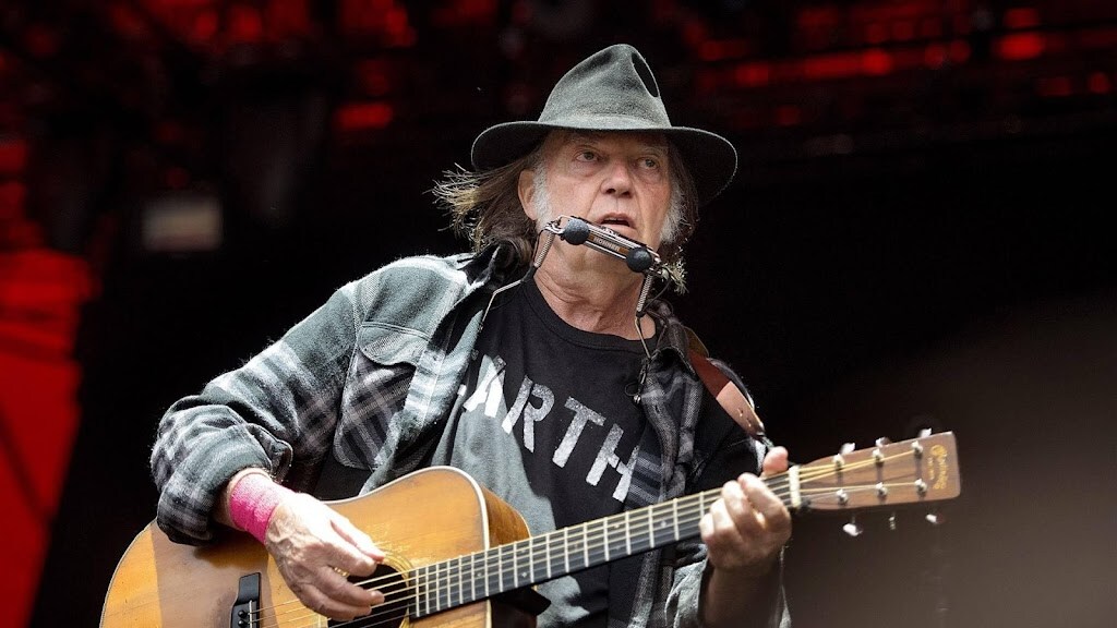 Neil Young treedt gratis op in Oekraïne tijdens wereldtournee