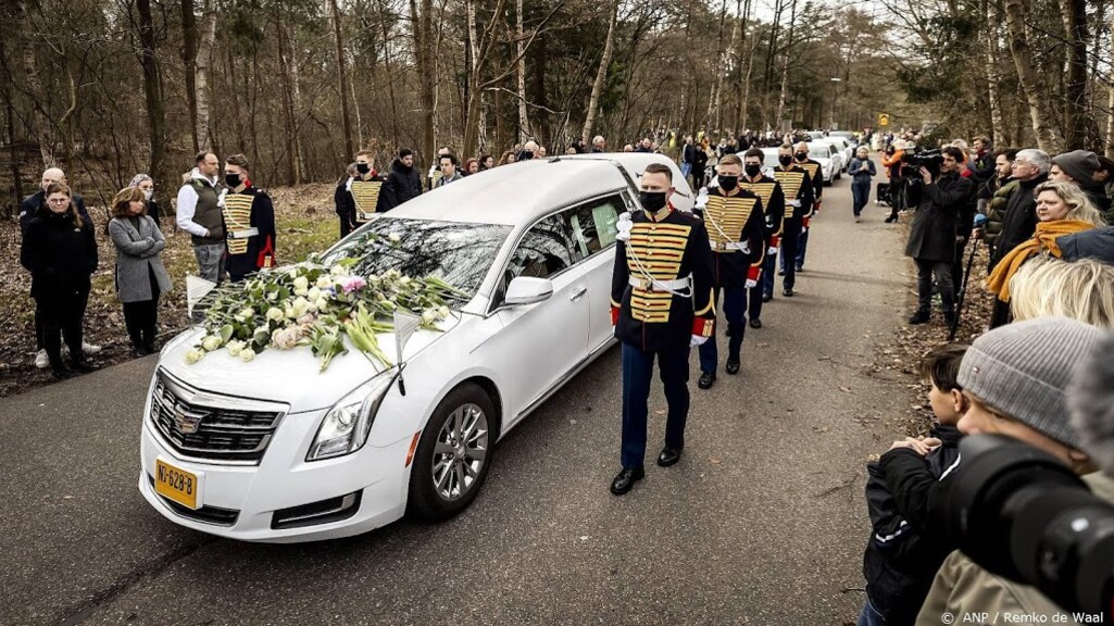 Honderden mensen langs afscheidsroute Bibian Mentel