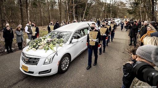 Honderden mensen langs afscheidsroute Bibian Mentel
