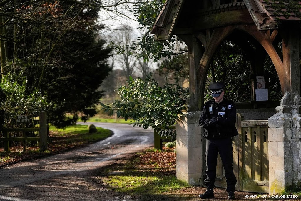 Demonstranten beklimmen hek bij woning Andrew in Norfolk