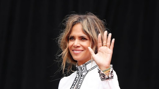 Halle Berry schiet beroofde winkeleigenaar te hulp