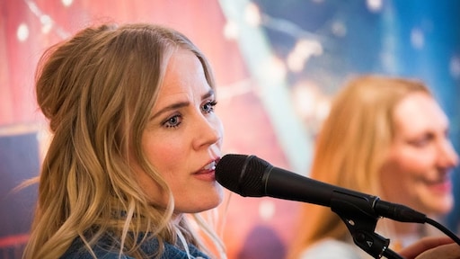 Ilse DeLange met handen in haar door onduidelijkheid Tuckerville