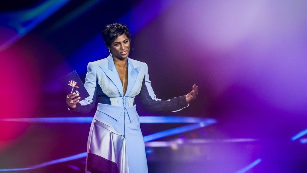 Edsilia Rombley zingt op verjaardagsfeest Fred van Leer