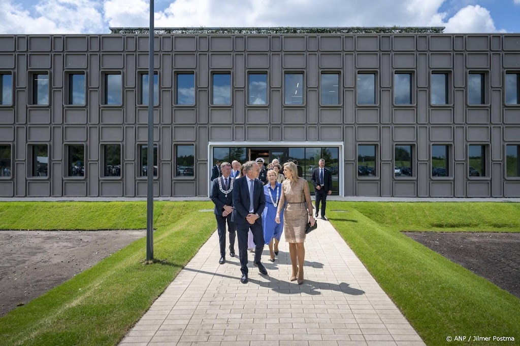 Koningin Máxima opent Omrin-kantoor van gerecyclede materialen