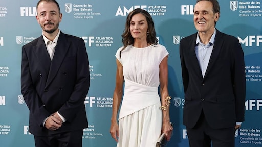 Spaanse koningin Letizia eert componist Alberto Iglesias op filmfestival Mallorca