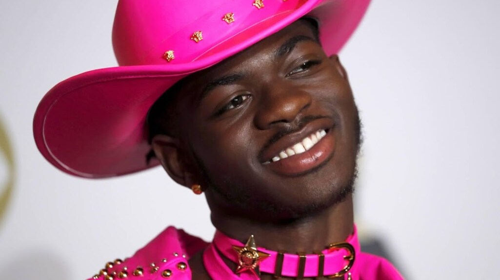 Lil Nas X showt babybuik en gaat binnenkort 'bevallen'