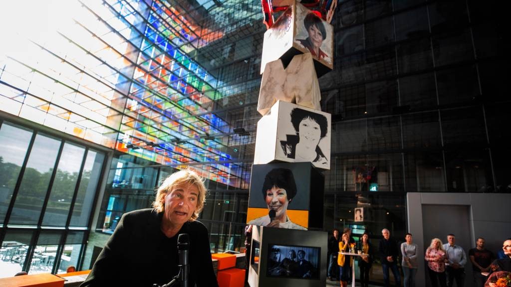 Totempaal als eerbetoon aan Mies Bouwman onthuld