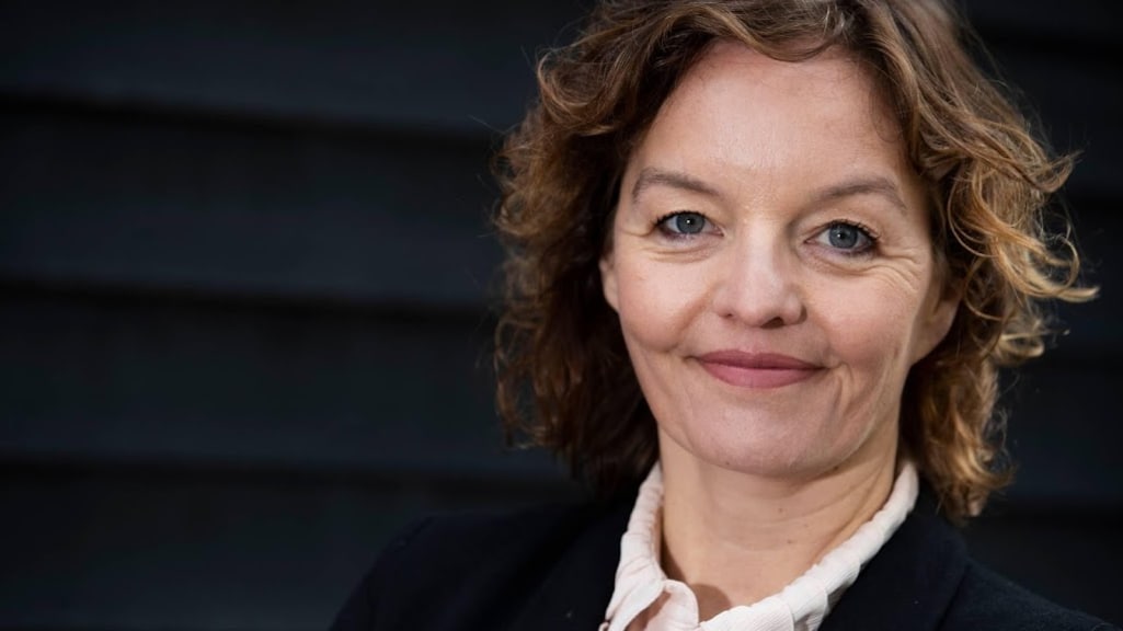 Sanne Wallis de Vries steekt de draak met coronadiscussie